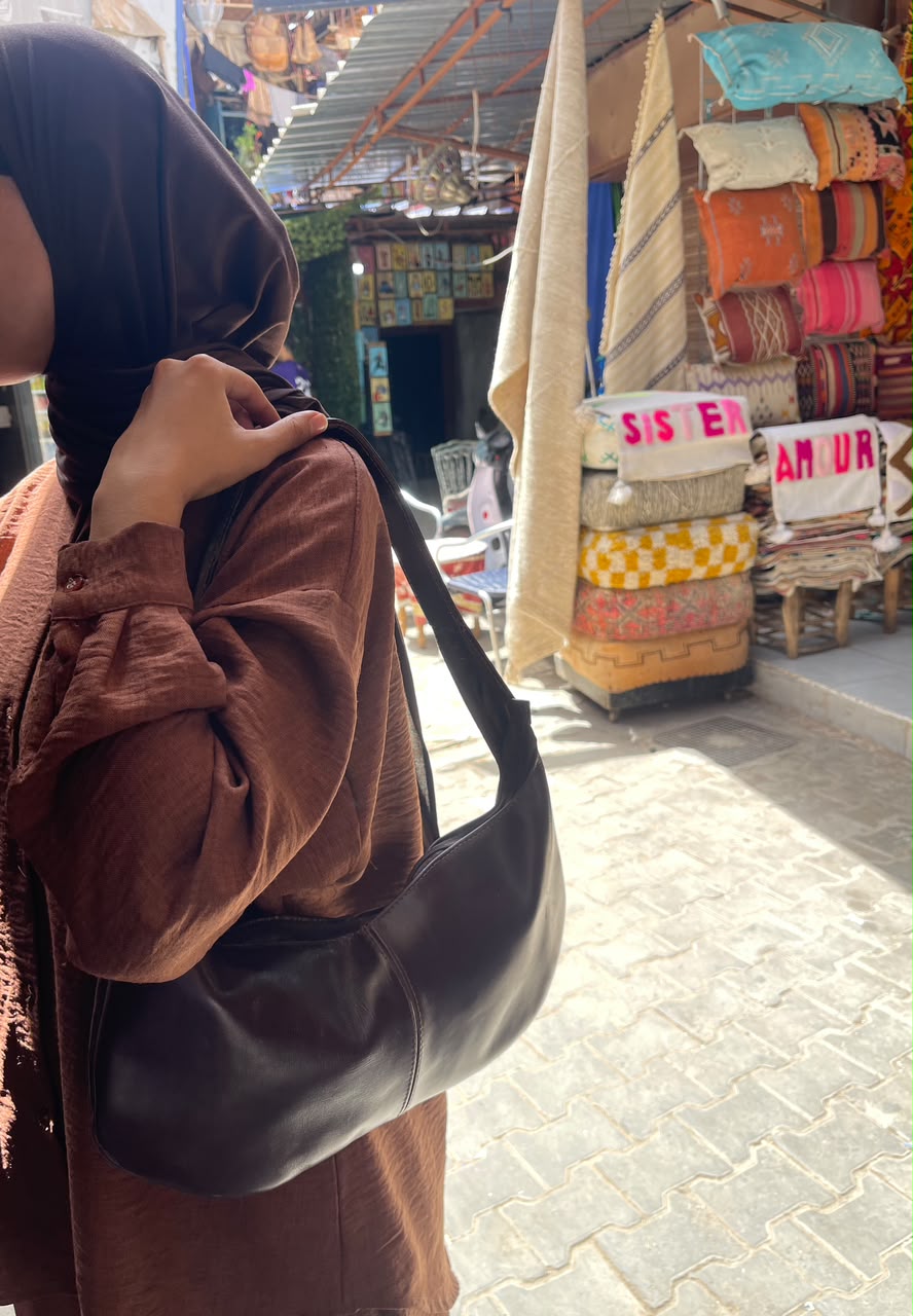 Handcrafted Minimalist Leather Handbag with Zipper